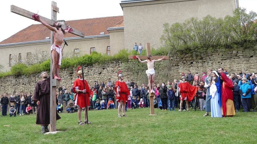 Predstavenie vyvrcholilo ukrižovaním Ježiša