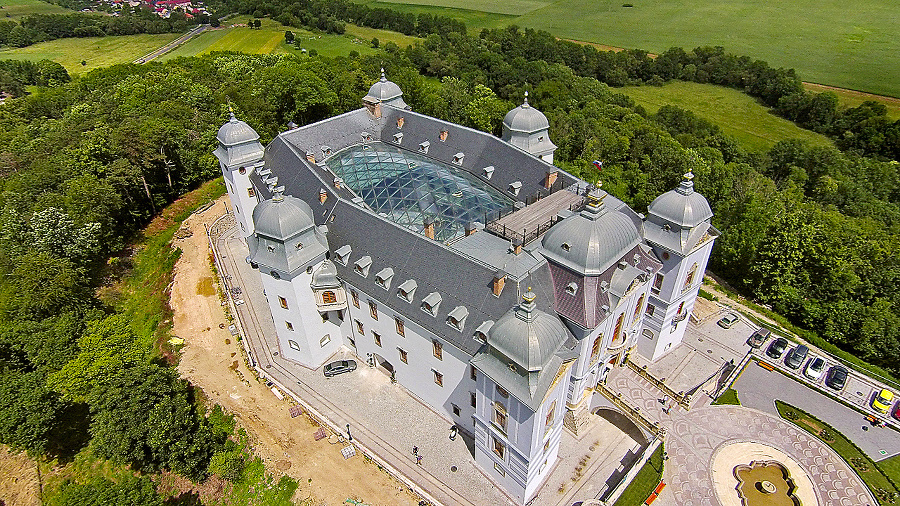 Prvá písomná zmienka o honosnej stavbe pochádza z roku 1386.