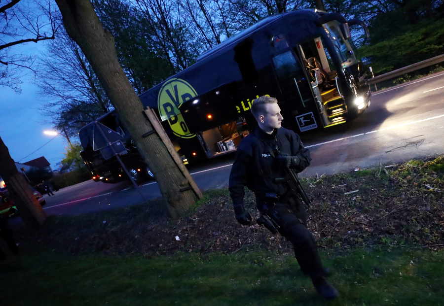 Autobus zasiahli výbuchy na