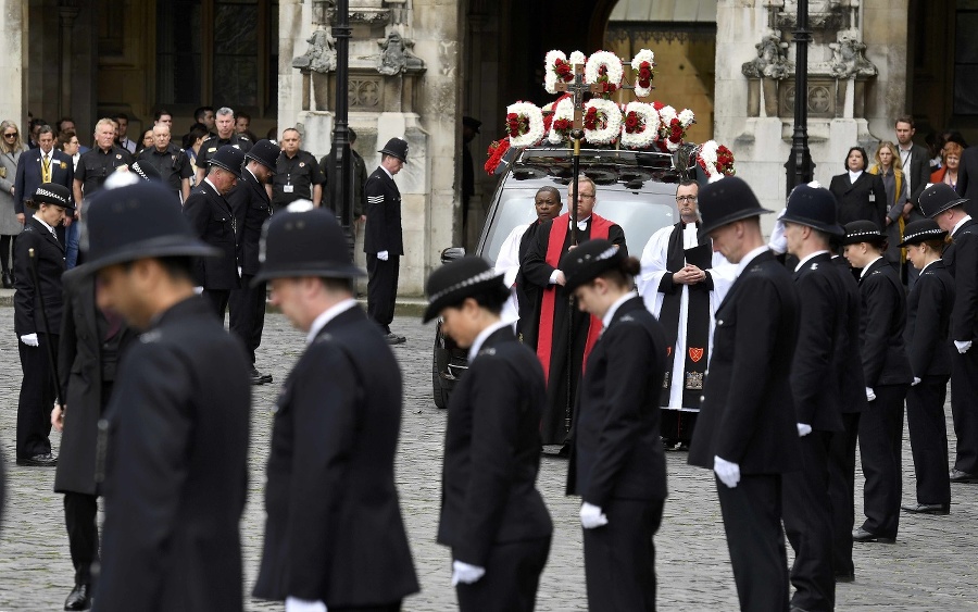 Britskí policajti si uctili