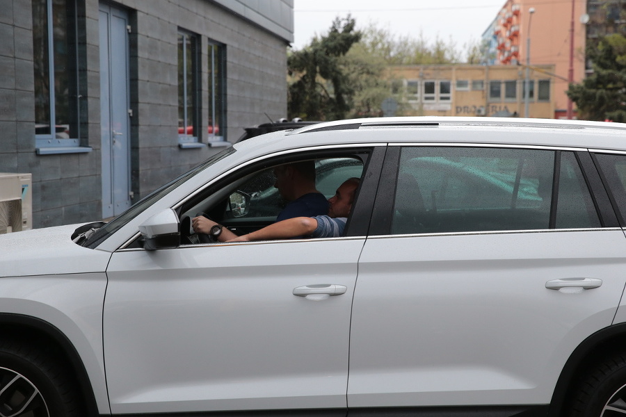 Za volant SUV sa pohodlne zmestia aj dvaja „vodiči“.