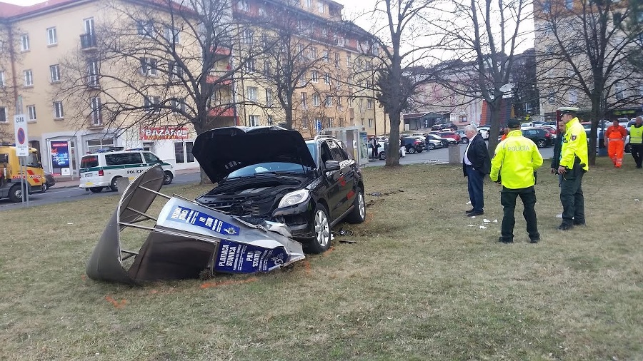 Auto cestou zničilo parkovací