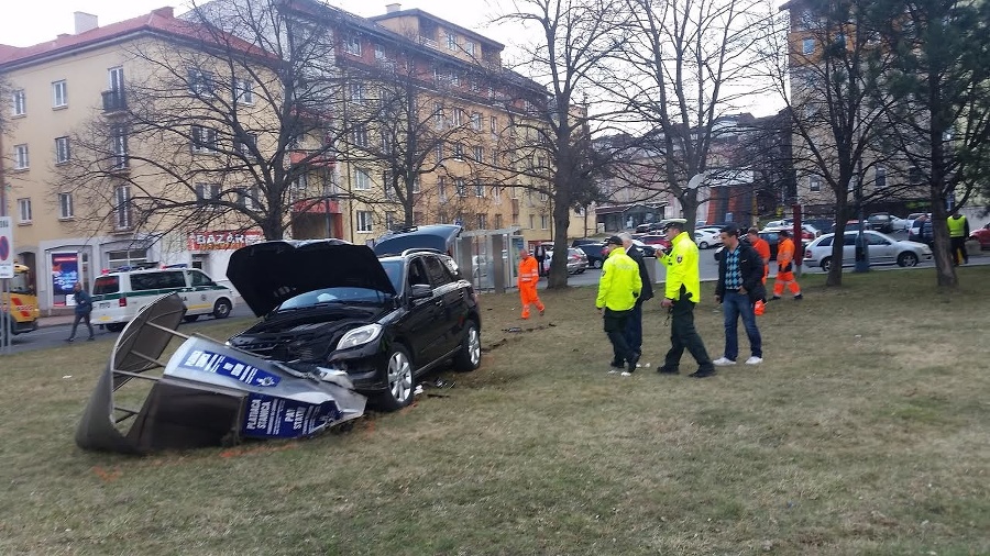 Auto cestou zničilo parkovací