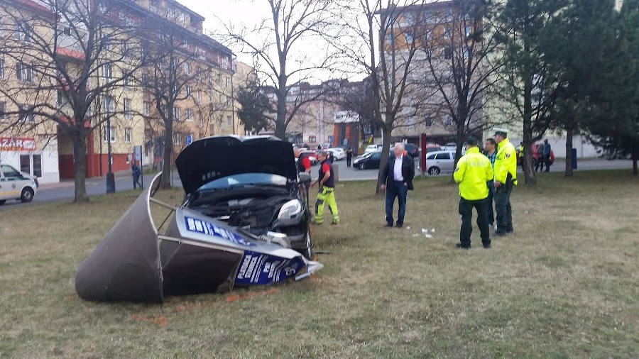 Auto cestou zničilo parkovací