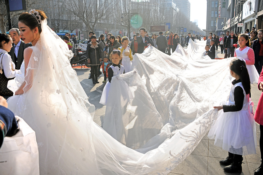 Čínska modelka ohúrila svadobnými
