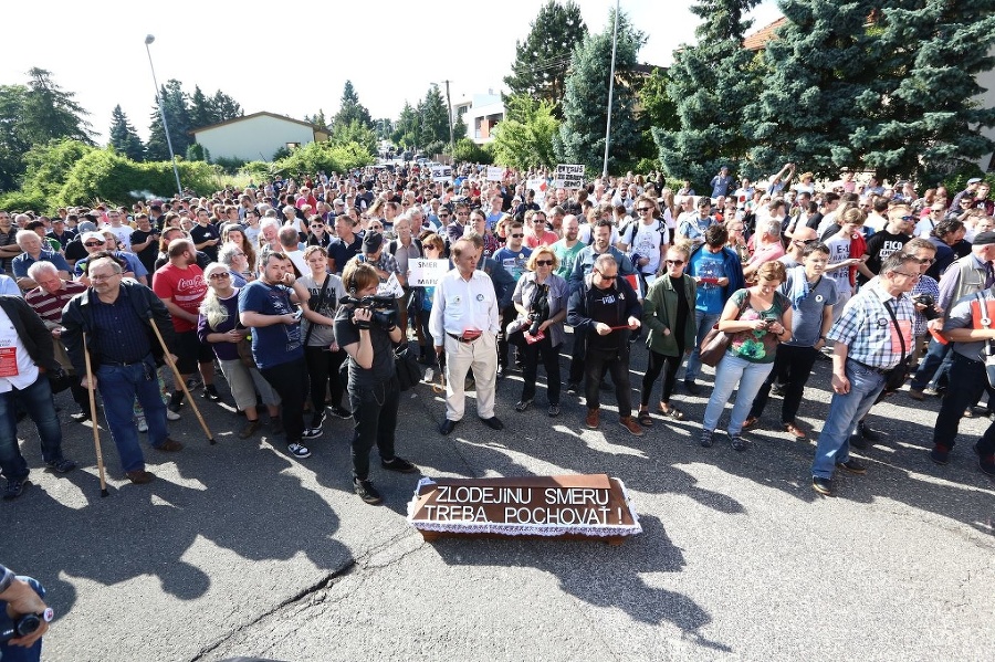 Protest pred bydliskom premiéra