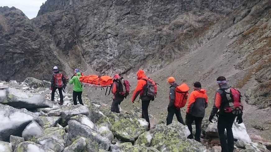 Nehybné telá turistiek zniesli