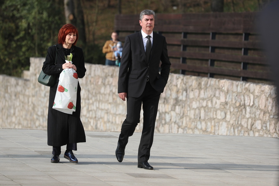 Vladimír Repčík s manželkou pri príchode na rozlúčku s Robom Beňom.