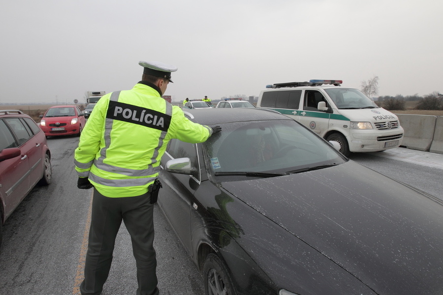 Policajti hliadkovali na diaľnici.