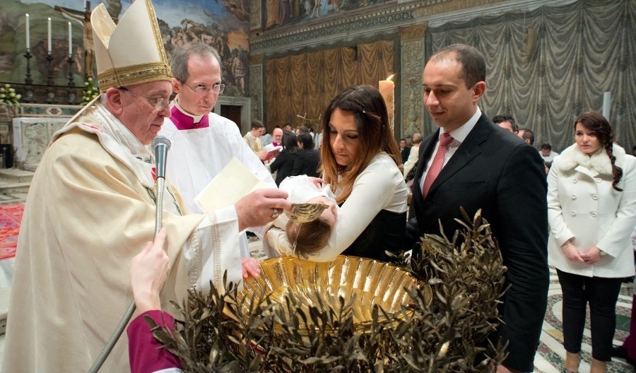 Pápež František pokrstil 32