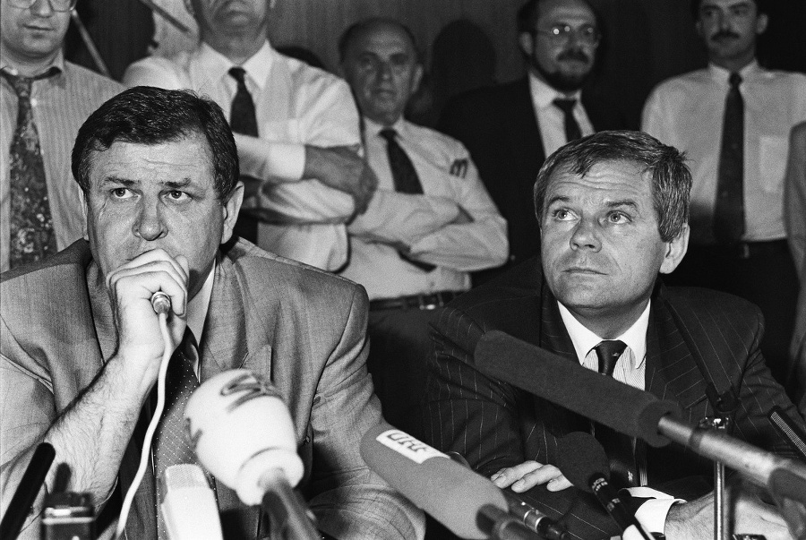 S Mečiarom: V rokoch 1992-1993 bol podpredsedom jeho vlády a ministrom zahraničia. 
