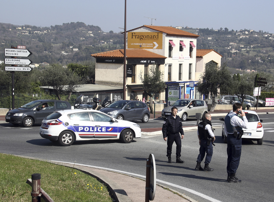 Francúzski policajti uzatvárajú okolie