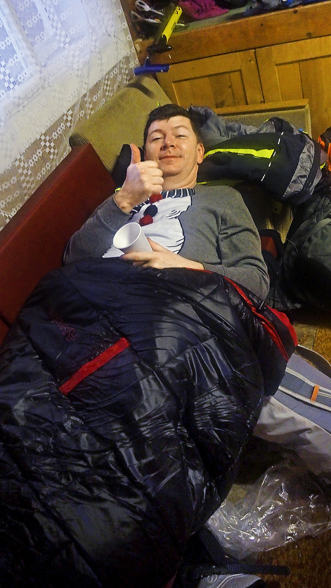 V stane vydržal hodinu a desať minút. Noc si ďalej užíval vo vyhriatej chate.