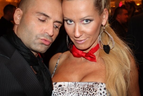 Mário Gotti čumí na výstrih Erike barkolovej počas Playboy párty.