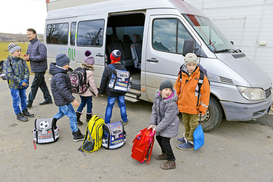 Obecný autobus zváža školákov