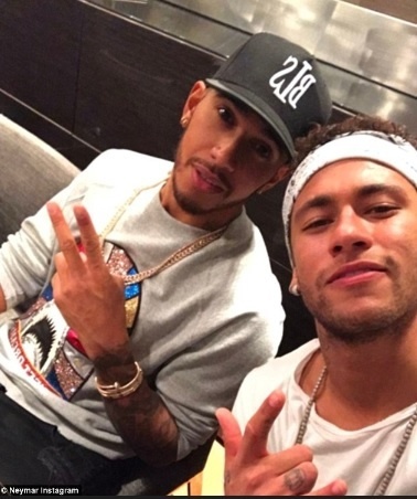 Neymar oslavuje s Lewisom