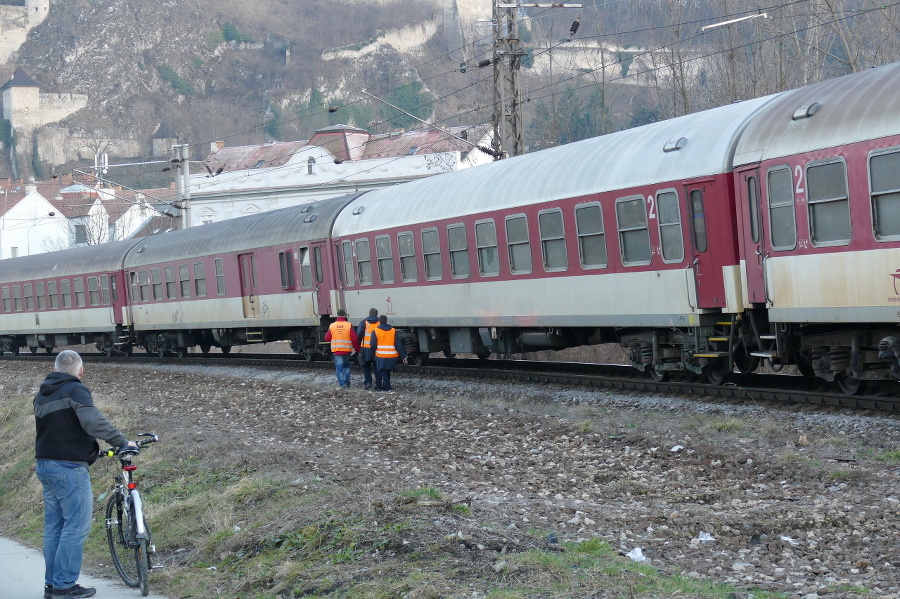 Vlaky sa rútili priamo