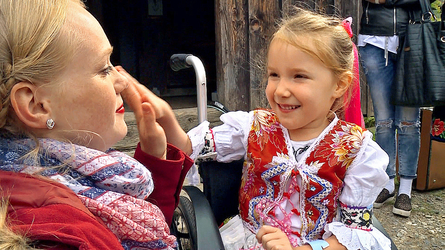 Dievčatko miluje folklór.