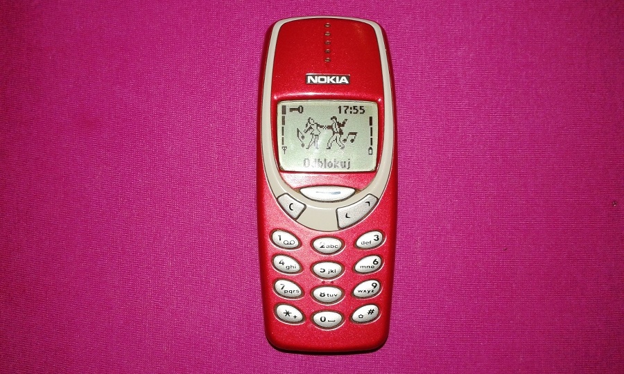 S Nokiou 3310 bola