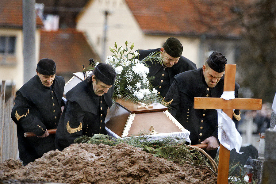 Na rakve boli položené