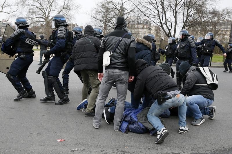 Mladí ľudia protestujú proti