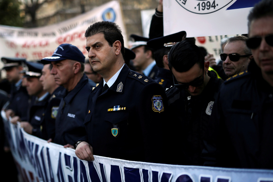 Policajti a hasiči demonštrovali