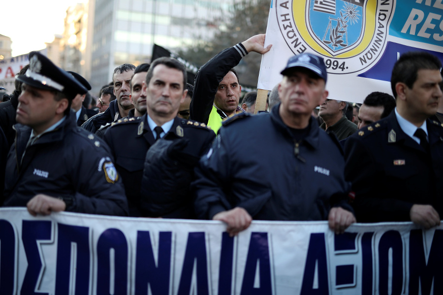 Policajti a hasiči demonštrovali