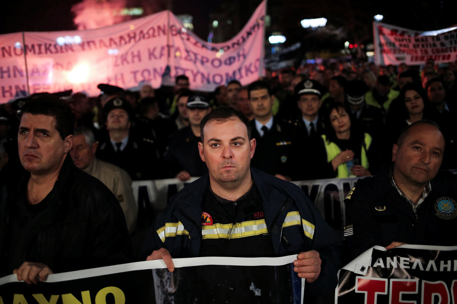 Policajti a hasiči demonštrovali