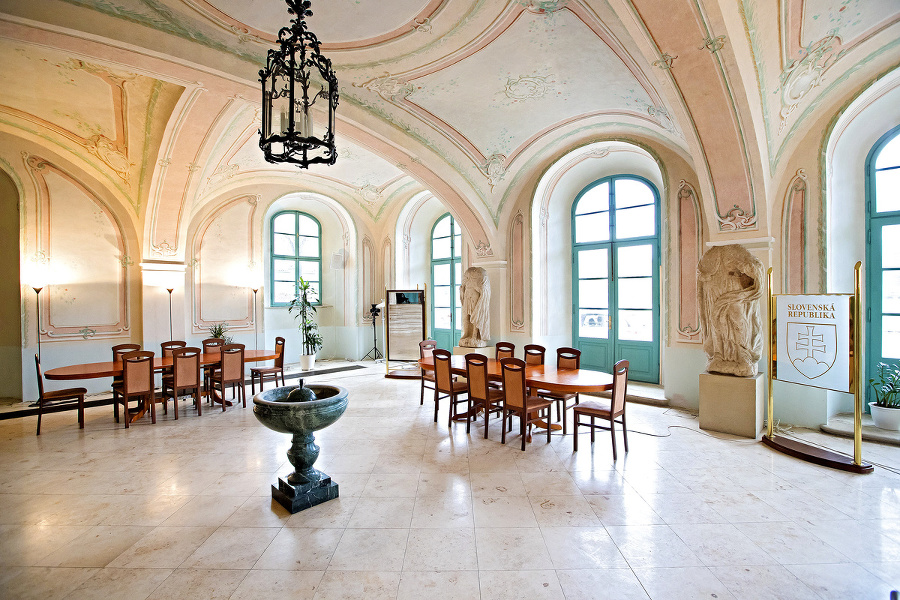 Cez miestnosť budú po novom chodiť návštevy k prezidentovi. 