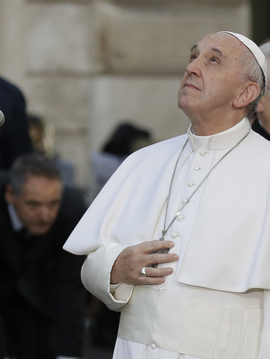 Pápež František sa pozerá