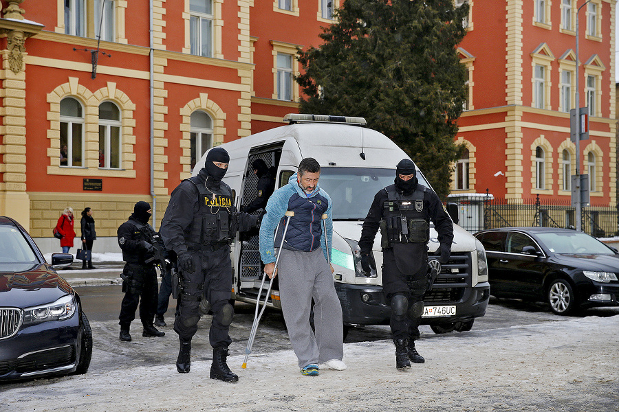 Ľubomír Kudlička (50), považovaný za bossa skupiny takáčovcov, si pri chôdzi pomáhal barlami.