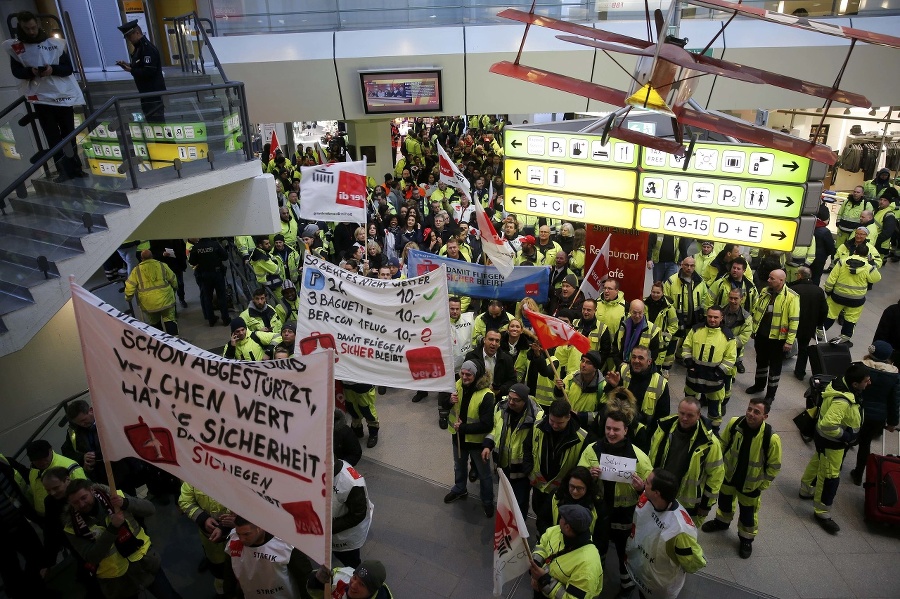 Zamestnanci letiska štrajkovali.