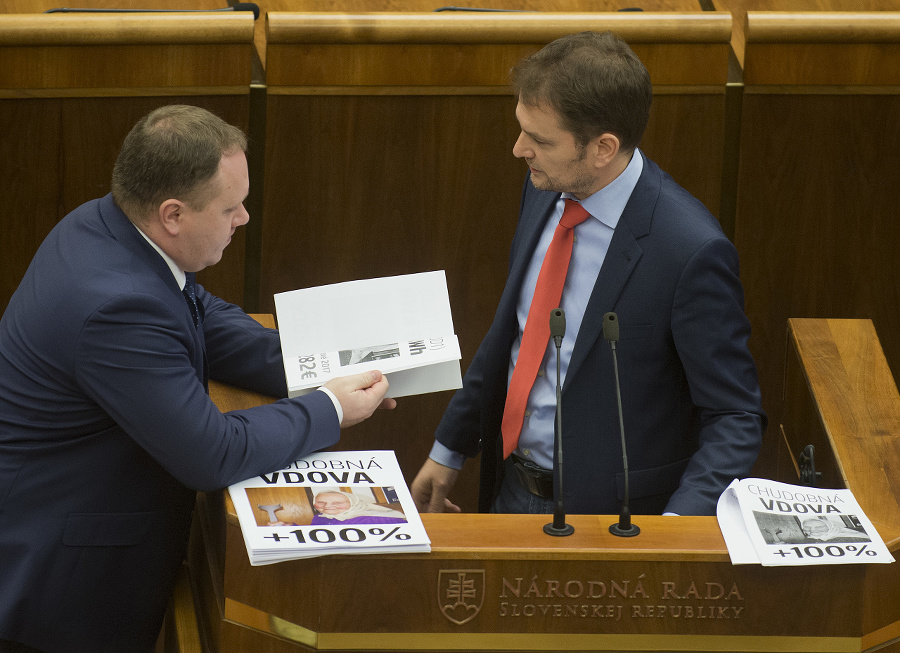 Na snímke poslanci NR SR Igor Matovič (vpravo) a Richard Vašečka (Oľano-Nova) počas 13. schôdze NR SR 14. februára 2017 v Bratislave. 