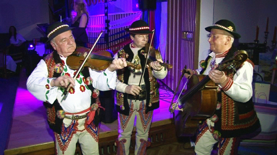 Na zábave nechýbala ani živá folklórna hudba.