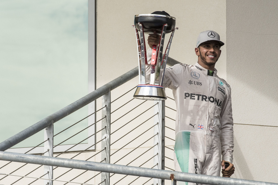 Lewis Hamilton oslávil siedmy