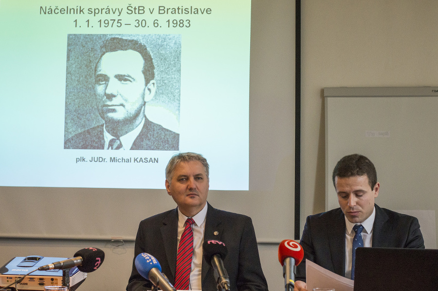 Na snímke vľavo predseda Správnej rady ÚPN Ondrej Krajňák a vpravo Vladimír Palko ml. zo sekcie dokumentácie ÚPN a riešiteľ projektu.