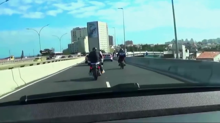 Motocyklista na moste zažil