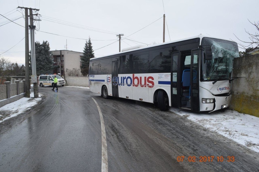 Autobus prešiel do protismeru,