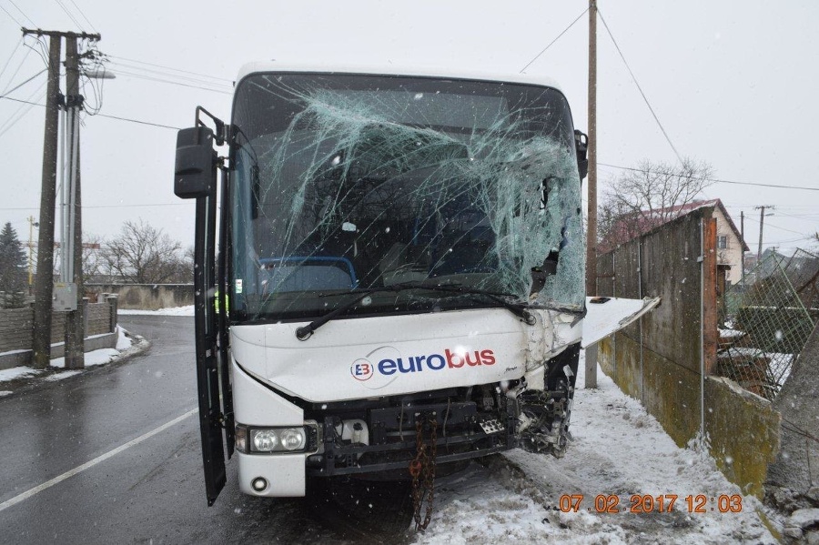 Autobus prešiel do protismeru,