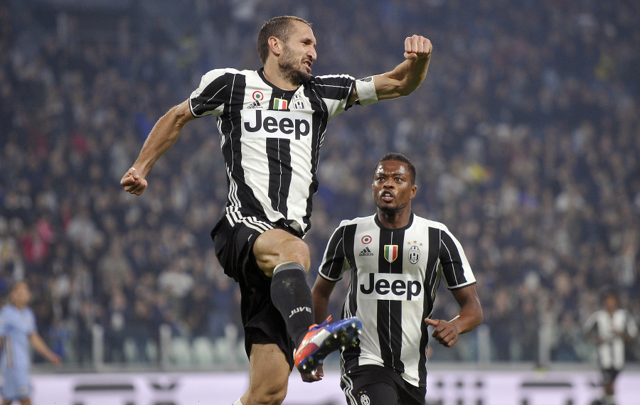 Giorgio Chiellini (vľavo) predviedol