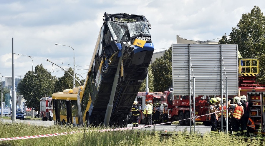 Trolejbus zostal po nehode