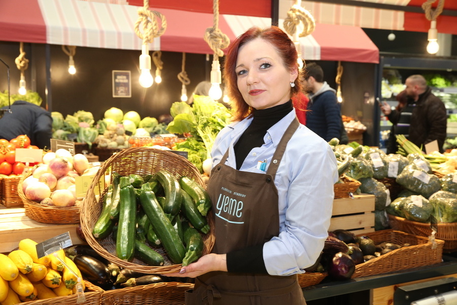 Katarína predáva zeleninu v