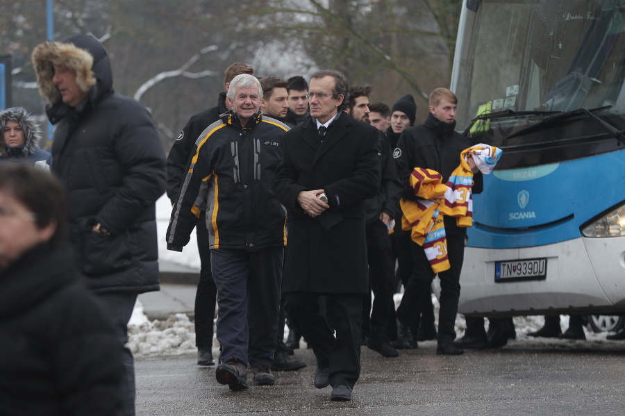 Hokejisti Dukly prišli autobusom,