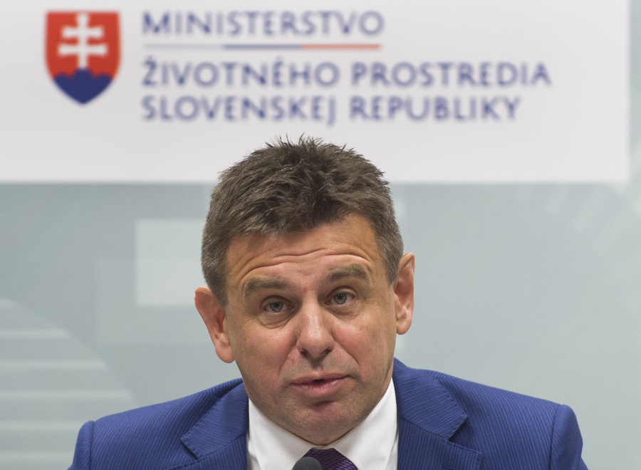 Na snímke minister životného