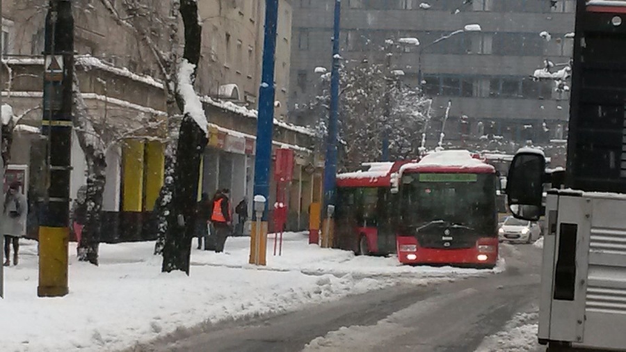 Skrížený trolejbus na zastávke