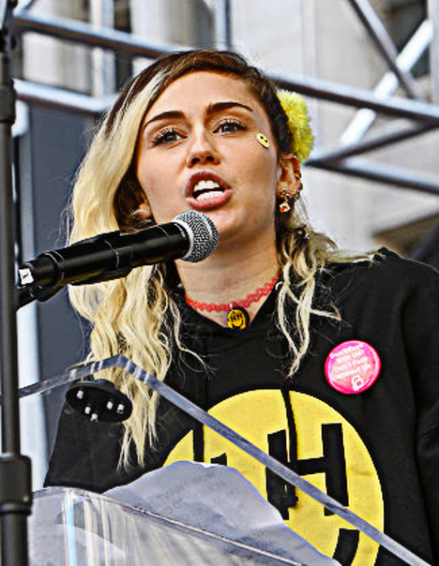 Rebelka Miley Cyrusová sa