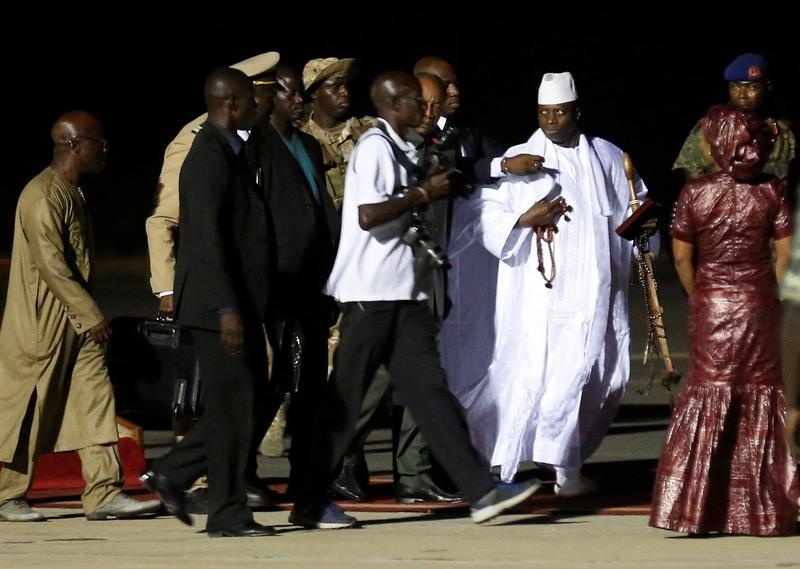 Yahya Jammeh (v bielom)