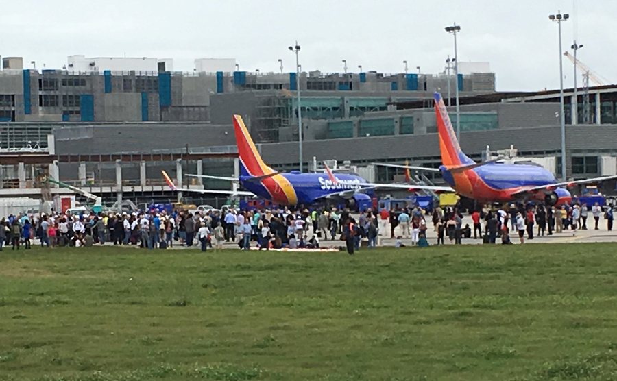 Letisko okamžite evakuovali. Ľudia