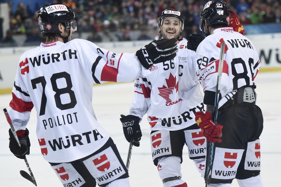 Kanadskí hokejisti oslavujú triumf