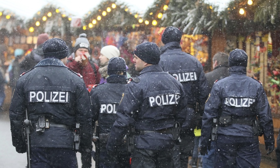 Policajti hliadkujú na vianočných